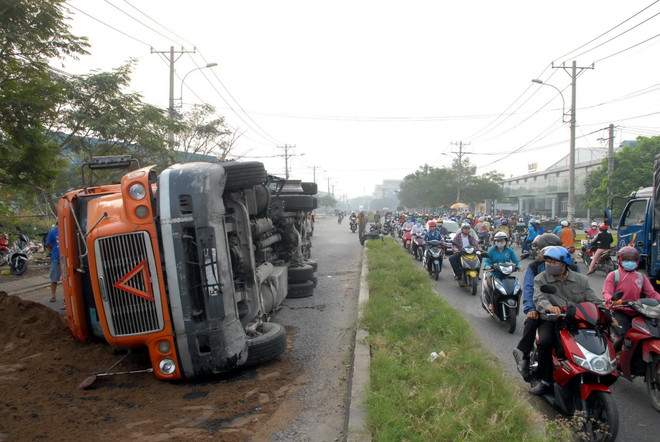 TP Hồ Chí Minh: Xe container nổ lốp, lật ngang giữa đường ảnh 2