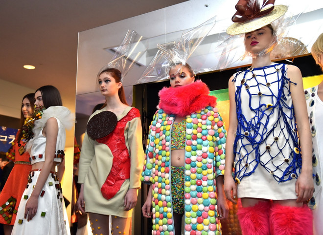 [Photo] Các mẫu thời trang độc đáo làm từ kẹo vào chocolate ảnh 1