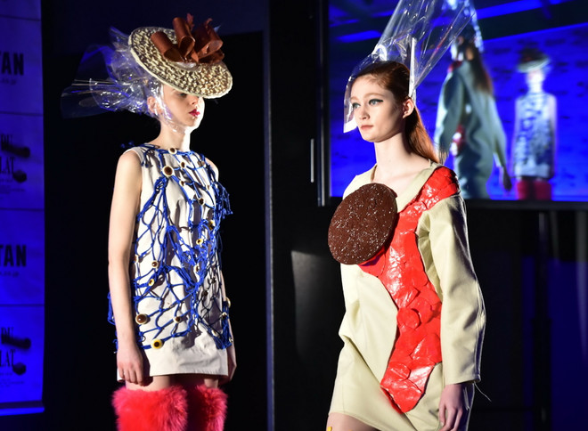 [Photo] Các mẫu thời trang độc đáo làm từ kẹo vào chocolate ảnh 4