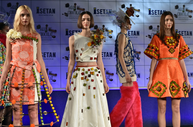 [Photo] Các mẫu thời trang độc đáo làm từ kẹo vào chocolate ảnh 2