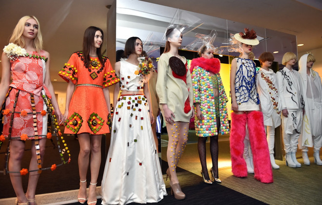 [Photo] Các mẫu thời trang độc đáo làm từ kẹo vào chocolate ảnh 3