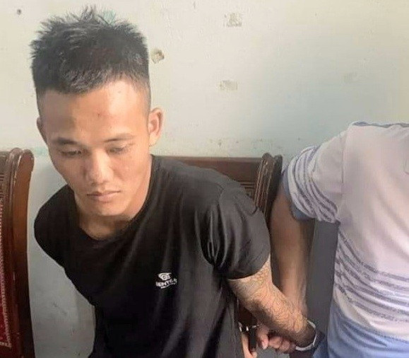 Đối tượng Chóong Văn Thắng bị bắt khi đang lẩn trốn trốn tại huyện Hải Hà (Quảng Ninh). (Ảnh: TTXVN phát) Quảng Ninh: Bắt gọn hung thủ dùng dao sát hại nữ nhân viên phun xăm ảnh 1