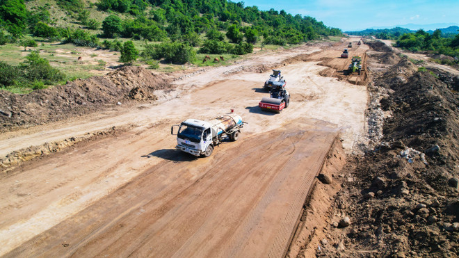 Thi công tuyến cao tốc Cam Lâm-Vĩnh Hảo đoạn qua địa bàn tỉnh Ninh Thuận. (Ảnh: Nguyễn Thành/TTXVN) 2 trong 3 dự án thành phần cao tốc Bắc-Nam phía Đông bị chậm tiến độ ảnh 2