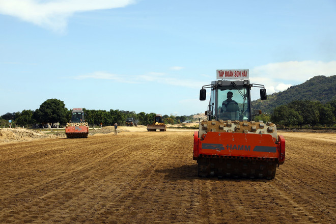 Dự cao tốc Nha Trang-Cam Lâm do Tập đoàn Sơn Hải thực hiện là dự án duy nhất vẫn kịp tiến độ. (Ảnh: Huy Hùng/TTXVN) 2 trong 3 dự án thành phần cao tốc Bắc-Nam phía Đông bị chậm tiến độ ảnh 1