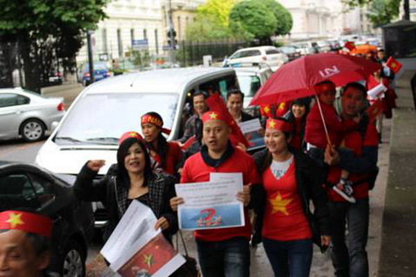 Cộng đồng người Việt tại Áo biểu tình phản đối Trung Quốc. (Nguồn: Vietnam+) Biểu tình phản đối Trung Quốc diễn ra ở nhiều nước châu Âu ảnh 1