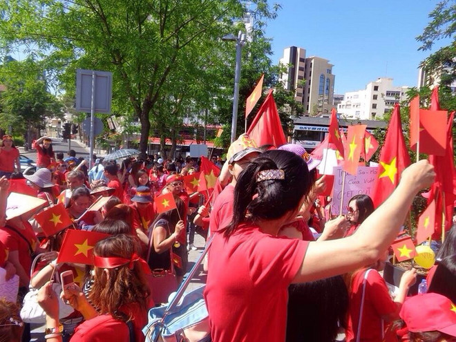 Đông đảo người lao động Việt Nam đã tham gia vào cuộc tuần hành. (Ảnh: Minh Đức/Vietnam+) Tuần hành tại Cyprus phản đối Trung Quốc đặt giàn khoan ảnh 2