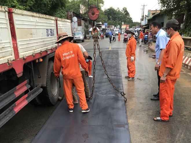 Đồng Nai: Khẩn trương khắc phục sự cố hư hỏng mặt cầu An Viễn ảnh 1