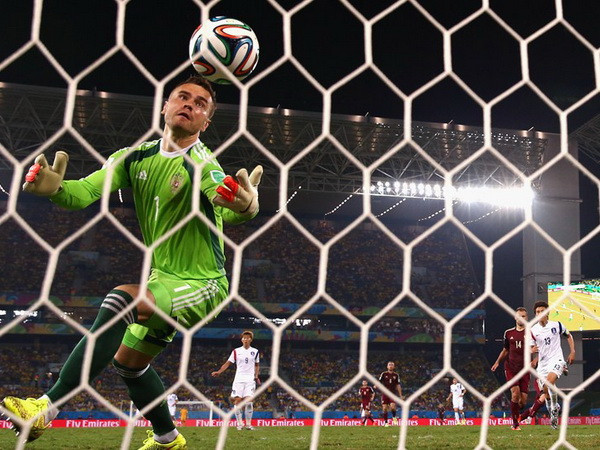 Capello vẫn ca ngợi thủ thành Akinfeev sau sai lầm "ngớ ngẩn" ảnh 1