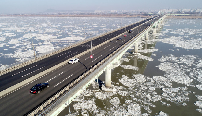 Hàn Quốc: Sông Hàn đóng băng sớm hơn thường lệ do thời tiết lạnh giá ảnh 1