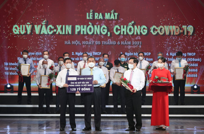 Đại diện Tập đoàn T&T Group trao tặng Quỹ Vaccine phòng COVID-19 Việt Nam 120 tỷ đồng. T&T Group và hệ sinh thái đóng góp 240 tỷ đồng phòng chống COVID-19 ảnh 1