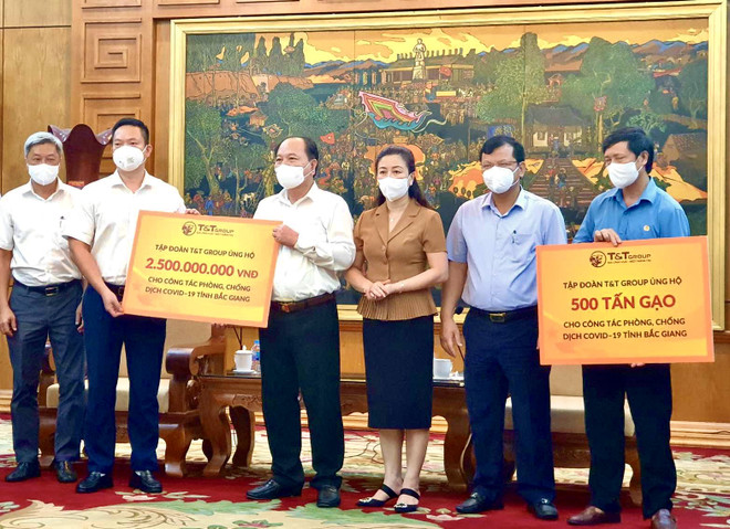 Đại diện Tập đoàn T&T Group trao tặng 2,5 tỷ đồng và 500 tấn gạo cho tỉnh Bắc Giang. T&T Group và hệ sinh thái đóng góp 240 tỷ đồng phòng chống COVID-19 ảnh 3