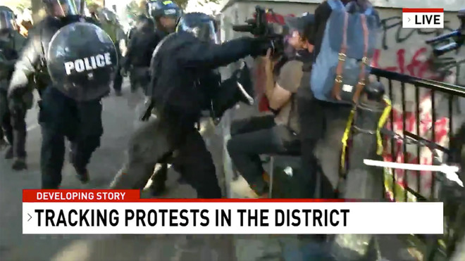 Australia điều tra vụ phóng viên bị cảnh sát tấn công tại Mỹ ảnh 1