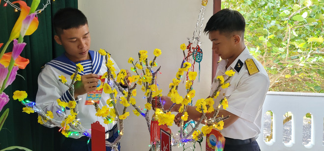 Các chiến sỹ trên đảo Trường Sa trang trí cây mai cho đêm Giao thừa đón Tết Quý Mão 2023. (Ảnh: Nguyễn Cúc/TTXVN) Không khí đón Tết ấm áp của những người con đất Việt ở Trường Sa ảnh 2
