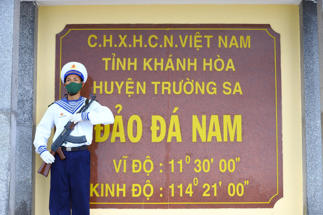 Chiến sỹ canh gác cột mốc thiêng liêng của Tổ quốc trên biển. (Ảnh: Ngọc Đức/TTXVN) Không khí đón Tết ấm áp của những người con đất Việt ở Trường Sa ảnh 3