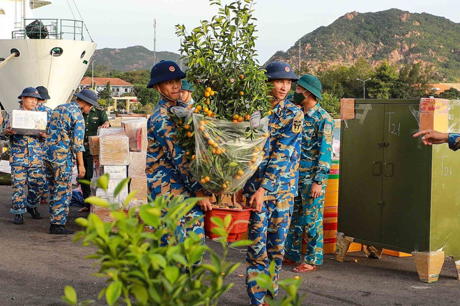Vận chuyển hàng Tết ra đảo. (Ảnh: Nguyễn Cúc/TTXVN) Không khí đón Tết ấm áp của những người con đất Việt ở Trường Sa ảnh 1