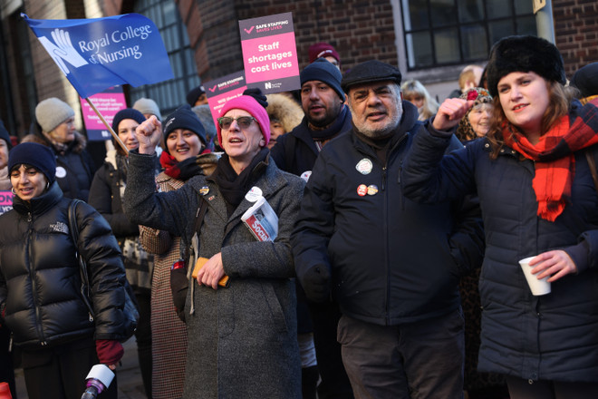 Nhân viên y tế tham gia đình công tại London, Anh, ngày 15/12//2022. (Ảnh: AFP/TTXVN) Nước Anh đối mặt với tình trạng thiếu lao động thời kỳ hậu Brexit ảnh 1