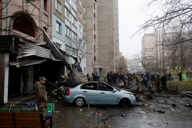 Hiện trường vụ rơi máy bay trực thăng tại Ukraine. (Ảnh: Reuters) Rơi trực thăng, Bộ trưởng Nội vụ Ukraine cùng 15 người tử nạn ảnh 1