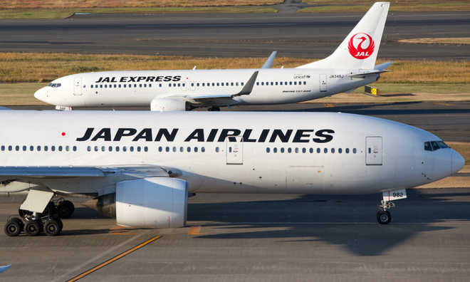 Máy bay của Japan Airlines. (Ảnh: Medium) Japan Airlines đài thọ chi phí cho du khách mắc COVID-19 ở nước ngoài ảnh 1