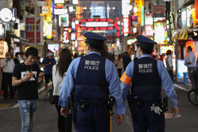Cảnh sát tuần tra tại Tokyo. (Ảnh: Getty) Tiếp tục có thêm nhiều vụ đe dọa đánh bom tại Nhật Bản ảnh 1
