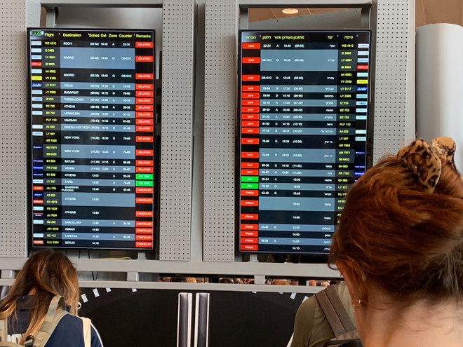 Xung đột Hamas-Israel: Nhiều hãng hàng không tạm dừng các chuyến bay ảnh 1