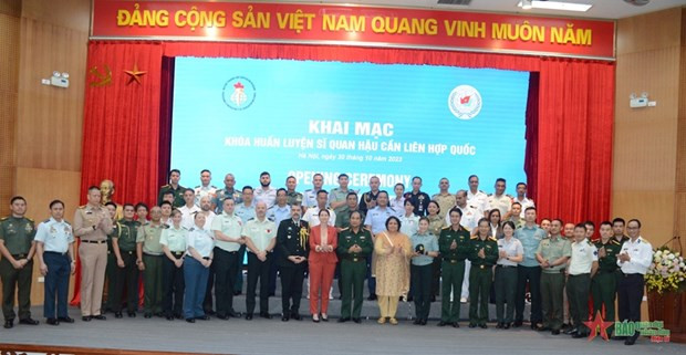 Thượng tướng Phùng Sĩ Tấn chụp ảnh lưu niệm với các đại biểu, giảng viên và học viên khóa huấn luyện. (Nguồn: QĐND) Việt Nam thúc đẩy hợp tác với Canada trong lĩnh vực gìn giữ hòa bình ảnh 1