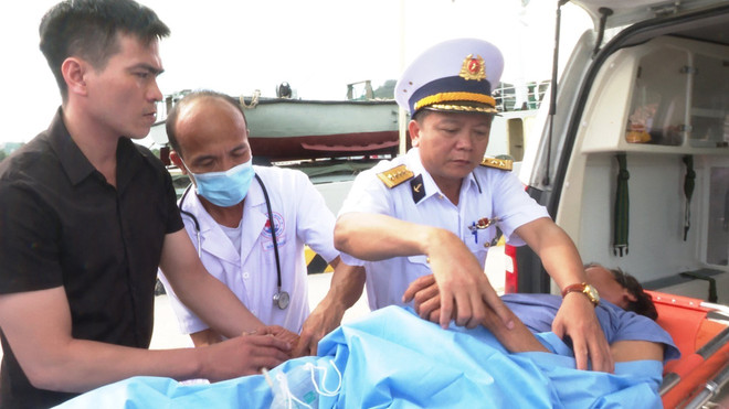 Vùng 4 Hải quân: Đưa ngư dân bị bệnh từ Trường Sa về đất liền điều trị ảnh 2