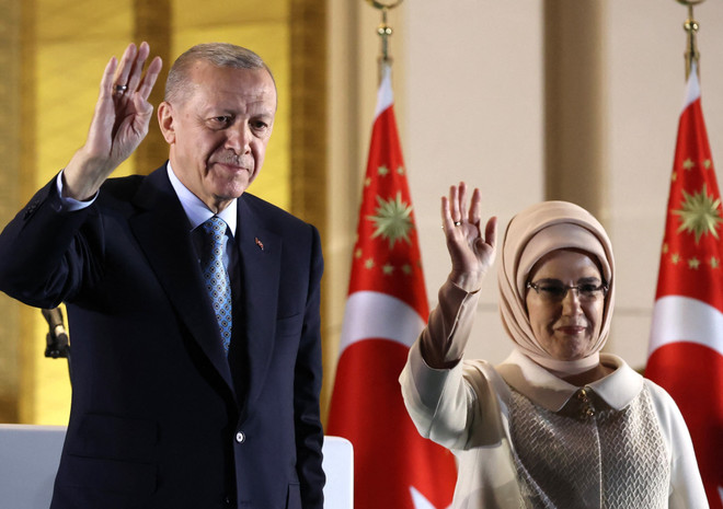 Tổng thống Thổ Nhĩ Kỳ Tayyip Erdogan (trái) phát biểu trước những người ủng hộ sau khi giành chiến thắng trong cuộc bầu cử Tổng thống vòng hai, tại Ankara ngày 29/5/2023. (Ảnh: AFP/TTXVN) Ông Tayyip Erdogan tuyên thệ nhậm chức Tổng thống Thổ Nhĩ Kỳ ảnh 3
