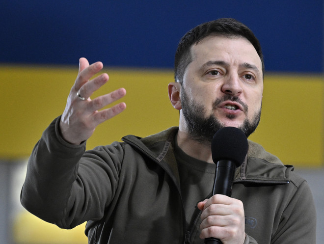 Tổng thống Ukraine Volodymyr Zelensky trong cuộc họp báo ở Kiev ngày 23/4/2022. (Ảnh: AFP/TTXVN) Tổng thống Ukraine đề cập khả năng đối thoại chấm dứt xung đột ảnh 1
