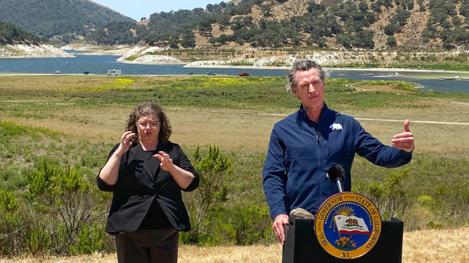 Thống đốc bang California Gavin Newsom kêu gọi người dân tiết kiệm nước. (Ảnh: AP) Bang California của Mỹ kêu gọi tiết kiệm nước do hạn hán nghiêm trọng ảnh 1