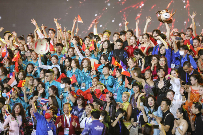Lễ bế mạc SEA Games 31 tạo nên một bầu không khí sôi động về tinh thần thể thao kết nối thế giới, vượt qua những thách thức của cuộc sống. (Ảnh: TTXVN) Truyền thông đánh giá Việt Nam nâng tầm đại hội thể thể thao khu vực ảnh 1