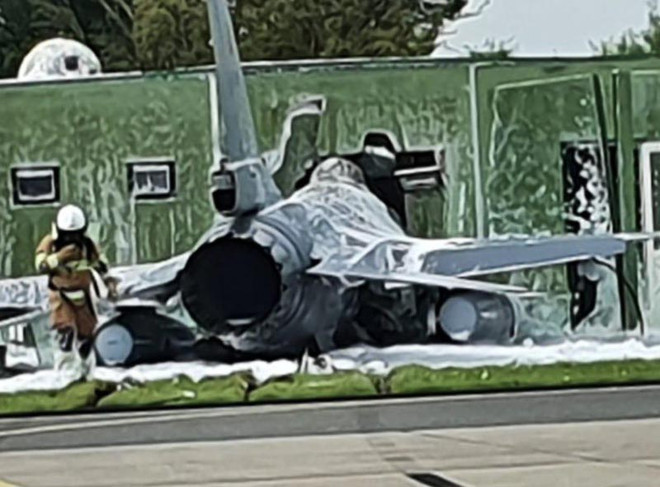 Máy bay chiến đấu Bỉ đâm vào tòa nhà trong căn cứ không quân Hà Lan ảnh 1