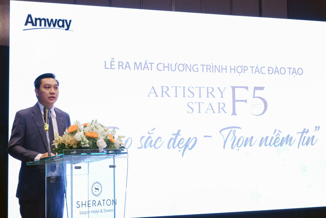 Ông Nguyễn Phương Sơn, Giám đốc Đối ngoại Amway Việt Nam giới thiệu về hoạt động nâng cao kiến thức và kỹ năng chuyên môn cho đội ngũ chuyên viên của Amway. Amway Việt Nam hợp tác đào tạo chăm sóc sắc đẹp chuyên sâu ảnh 2