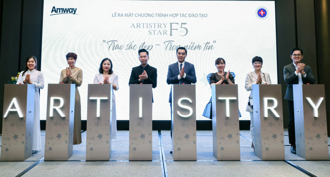 Đại diện Amway Việt Nam và Trường Cao đằng Y dược Cộng đồng thực hiện nghi thức hợp tác Chương trình đào tạo Artistry Star. Amway Việt Nam hợp tác đào tạo chăm sóc sắc đẹp chuyên sâu ảnh 1