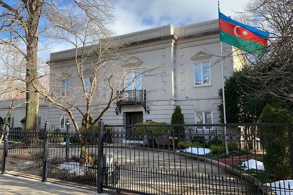 Đại sứ quán Azerbaijan tại Washington, Mỹ. (Nguồn: mehrnews.com) Azerbaijan triệu Đại biện Mỹ sau vụ tấn công xe phái bộ ở Washington ảnh 1