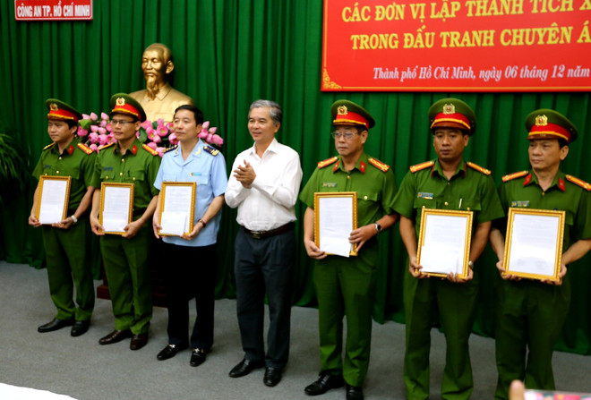 Khen thưởng các đơn vị triệt phá đường dây vận chuyển 446 bánh heroin ảnh 1