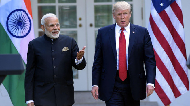 Tổng thống Mỹ Donald Trump và Thủ tướng Ấn Độ Narendra Modi. (Ảnh: AP) Tổng thống Mỹ yêu cầu Ấn Độ rút lại quyết định tăng thuế ảnh 1