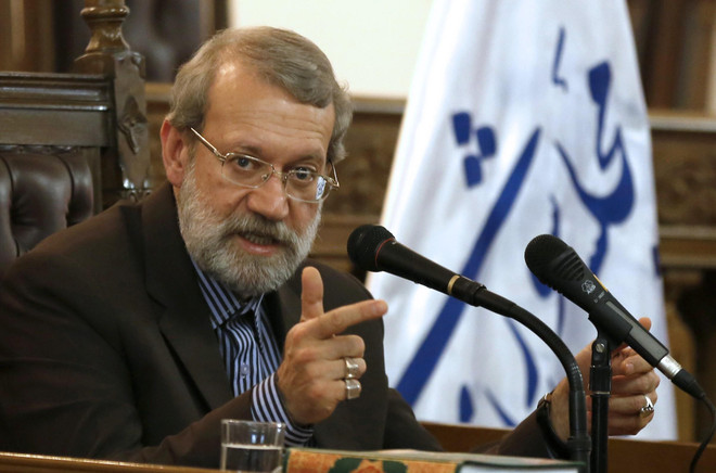 Chủ tịch Quốc hội Iran Ali Larijani phát biểu tại một cuộc họp báo ở thủ đô Tehran. (Ảnh: AFP/TTXVN) Iran cảnh báo sẽ đáp trả mạnh mẽ nếu biên giới tiếp tục bị xâm phạm ảnh 1