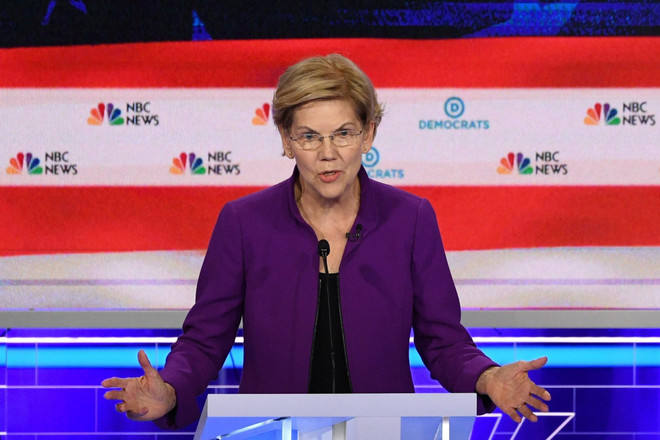 Ứng cử viên Elizabeth Warren phát biểu trong cuộc tranh luận tại Miami, Florida. (Ảnh: AFP/ TTXVN) Bầu cử Mỹ 2020: Thượng nghị sỹ đảng Dân chủ E. Warren ghi điểm ảnh 1
