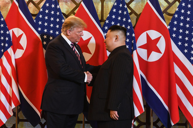 Tổng thống Mỹ Donald Trump và Nhà lãnh đạo Triều Tiên Kim Jong-un tại Hội nghị thượng đỉnh lần hai ở Hà Nội. (Ảnh: AFP/TTXVN) Tổng thống Mỹ mong muốn sớm đối thoại với nhà lãnh đạo Triều Tiên ảnh 1