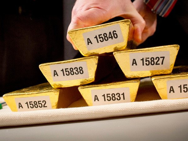 Vàng chạm "đỉnh" 3 tháng trước số liệu kinh tế thế giới yếu kém ảnh 1