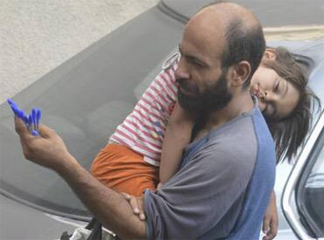 Người cha Syria bế con đi bán bút đổi đời nhờ cộng đồng ảnh 1