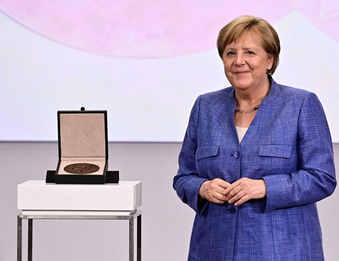 Thủ tướng Đức Angela Merkel được trao tặng Huy chương khoa học Harnack ảnh 1