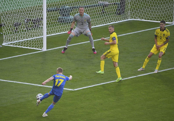 Zinchenko ghi dấu ấn đầu giúp Ukraine lọt vào Tứ kết EURO 2020 ảnh 1