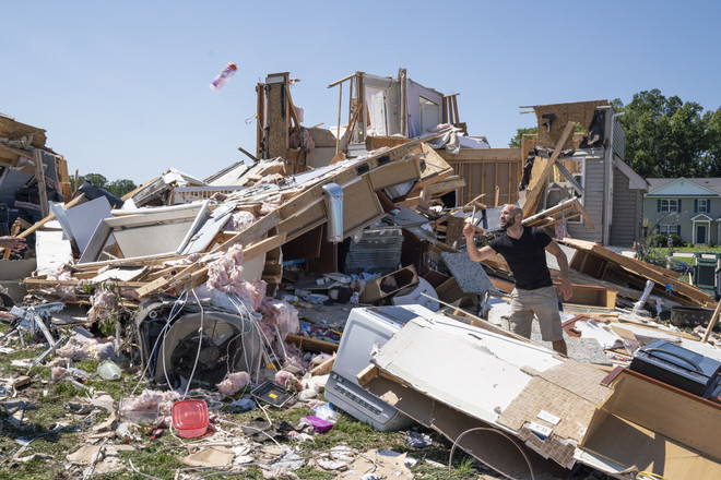 Nhiều căn nhà bị phá huỷ do bão Ida tại Mullica Hill, New Jersey, Mỹ. (Ảnh: AFP/TTXVN) Thế giới thiệt hại hàng trăm tỷ USD vì thảm họa thời tiết năm 2021 ảnh 1