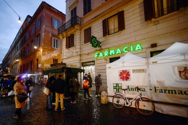 Một điểm xét nghiêm COVID-19 trước Lễ Giáng Sinh tại Rome, Italy, ngày 23/12/2021. (Ảnh: AFP/TTXVN) Thế giới có hơn 280 triệu ca mắc, biến thể Omicron lây lan mạnh ảnh 2