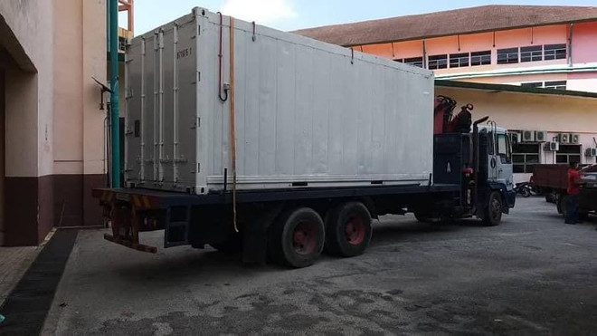 Bệnh viện Malaysia phải dùng container lạnh giữ xác người chết vì dịch ảnh 1