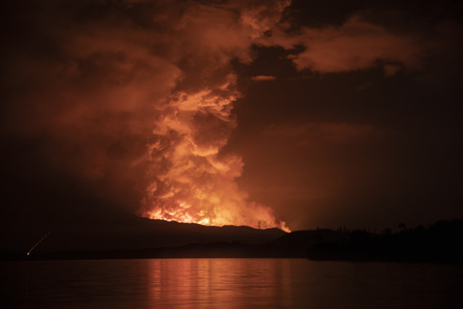 Cột khói phun lên từ miệng núi lửa Nyiragongo ở Cộng hòa Dân chủ Congo ngày 22/5/2021. (Ảnh: AFP/TTXVN) Thêm một ngọn núi lửa "thức giấc" tại Cộng hòa Dân chủ Congo ảnh 1