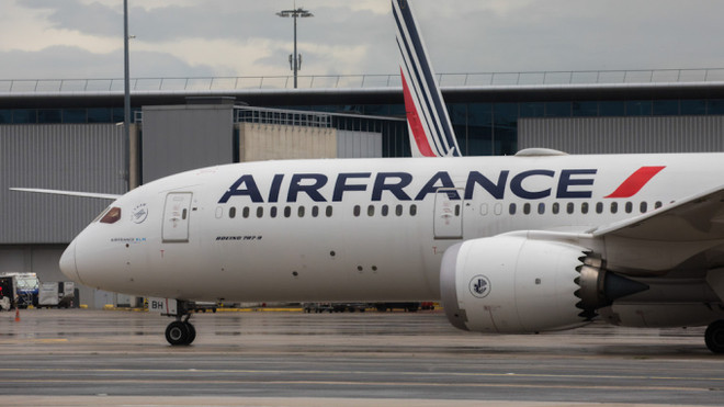 Máy bay của hãng hàng không Air France hạ cánh tại sân bay Sheremetyevo, Moskva, Nga. (Ảnh: TASS) Nga đồng ý lịch bay mới của Air France không qua không phận Belarus ảnh 1