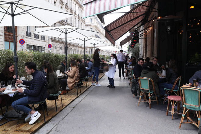 Người dân dùng bữa tại một nhà hàng ngoài trời ở Paris, Pháp, ngày 19/5/2021. (Ảnh: THX/TTXVN) Thâm hụt ngân sách của Pháp dự kiến ở mức 200 tỷ euro trong năm 2021 ảnh 1