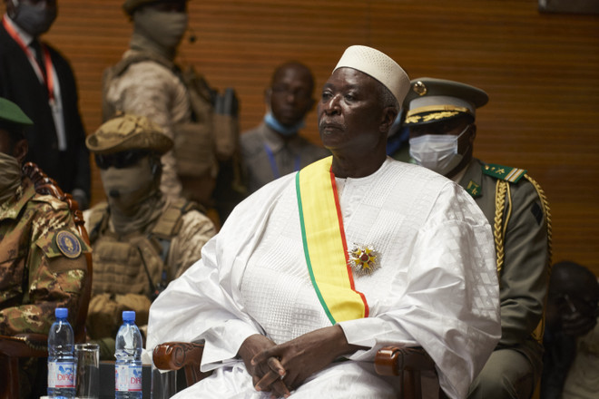 Tổng thống Mali Bah Ndaw (phía trước) tại lễ tuyên thệ nhậm chức ở Bamako ngày 25/9/2020. (Ảnh: AFP/TTXVN) Việt Nam kêu gọi thả tự do cho các lãnh đạo bị bắt giữ tại Mali ảnh 1